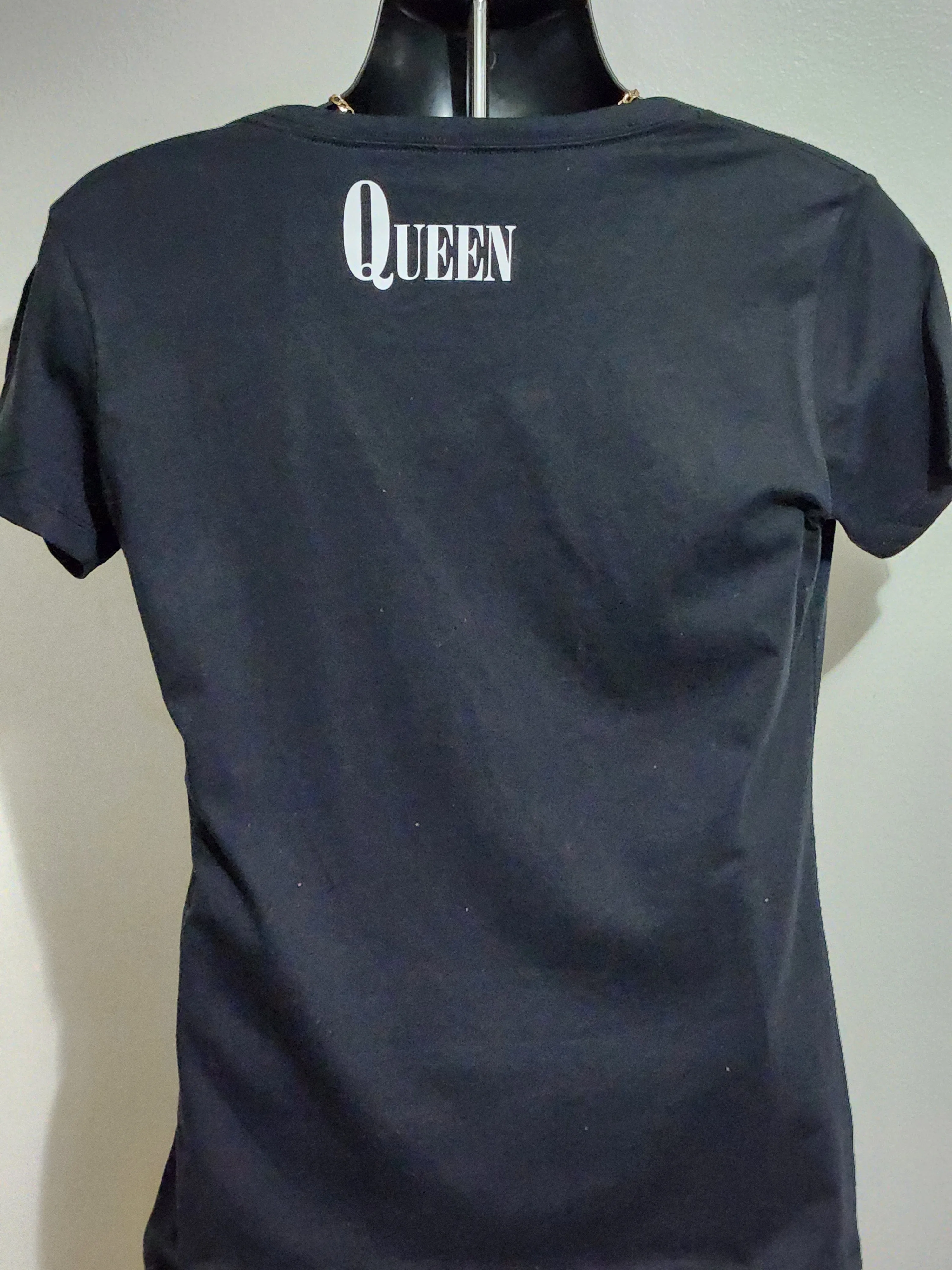 QUEEN V-NECK WOMEN T-SHIRTS